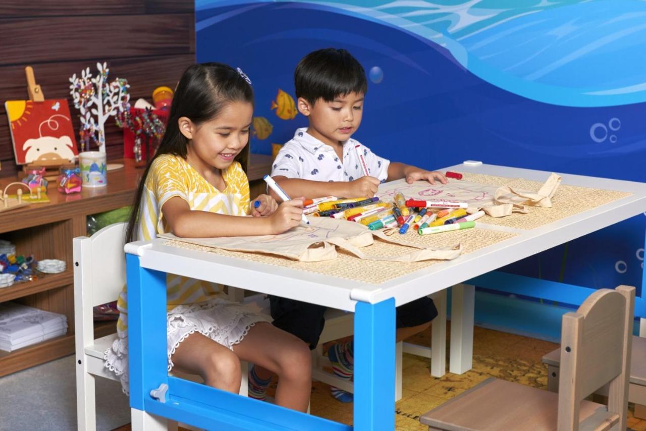Hong Kong Gold Coast Hotel Exteriér fotografie Children playing with toys