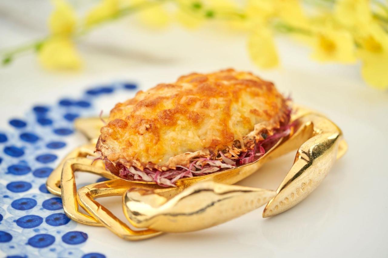 Hong Kong Gold Coast Hotel Exteriér fotografie A crab-shaped crab cake