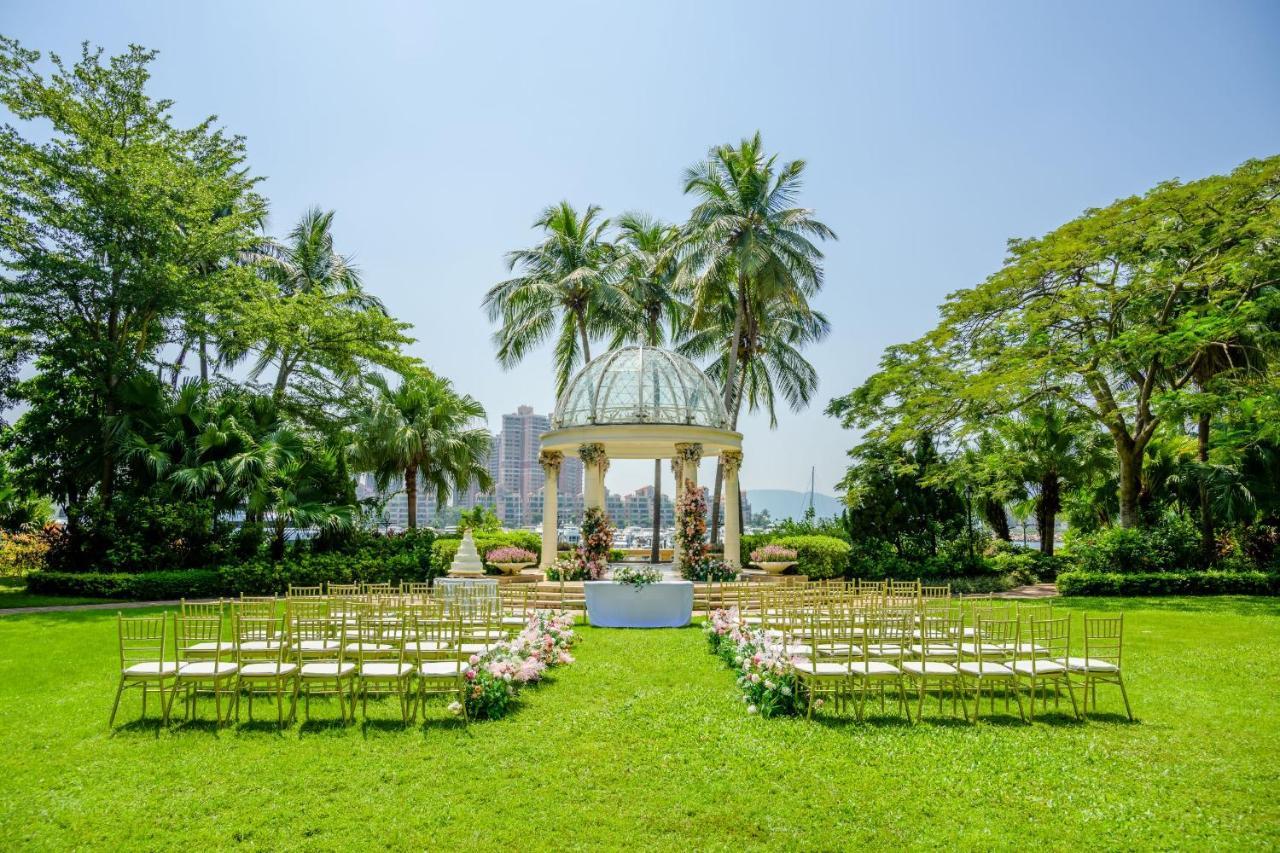 Hong Kong Gold Coast Hotel Exteriér fotografie The lawn at the Hong Kong Club