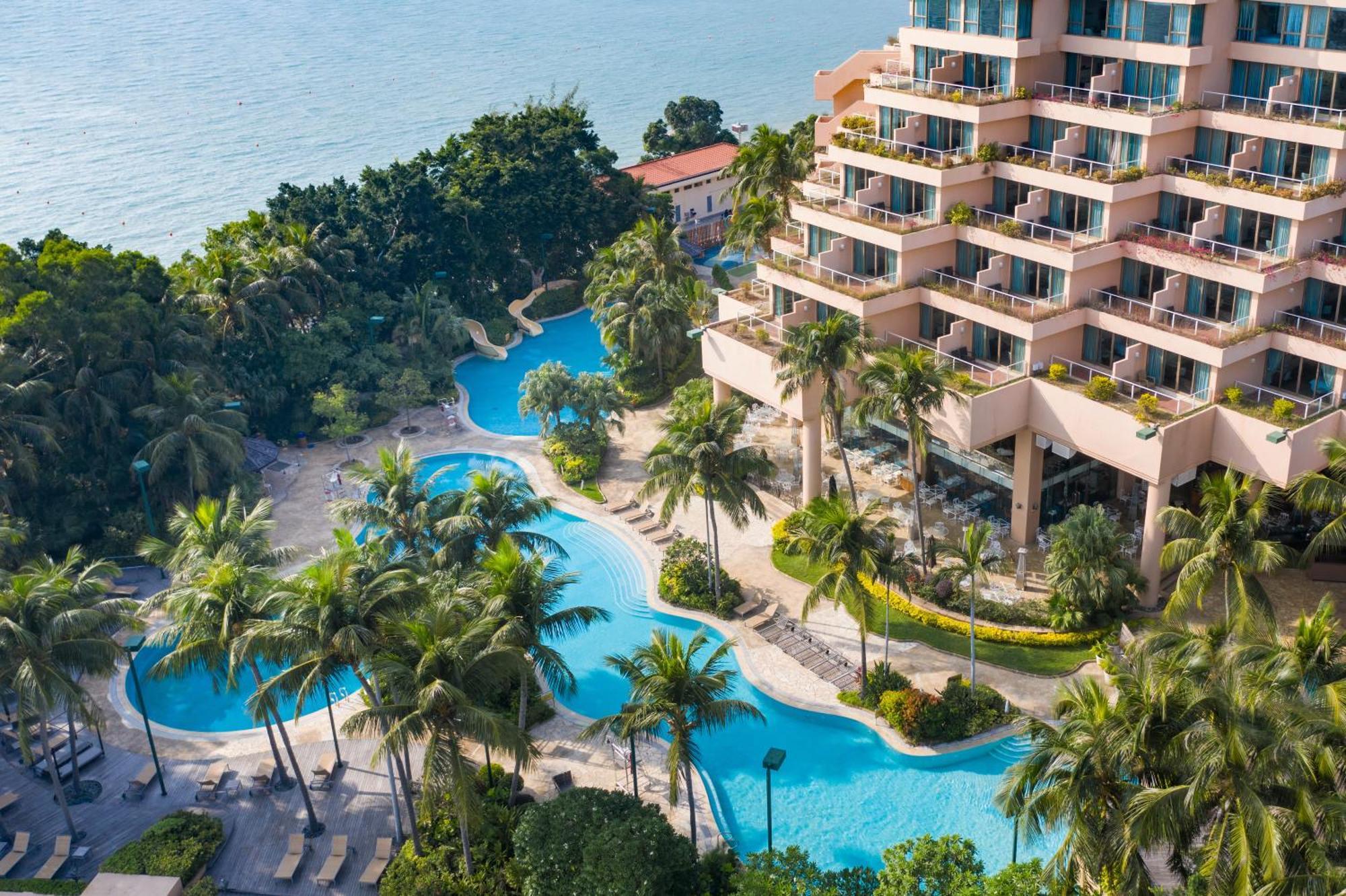 Hong Kong Gold Coast Hotel Exteriér fotografie The swimming pool at Shangri-La Tanjung Rhu