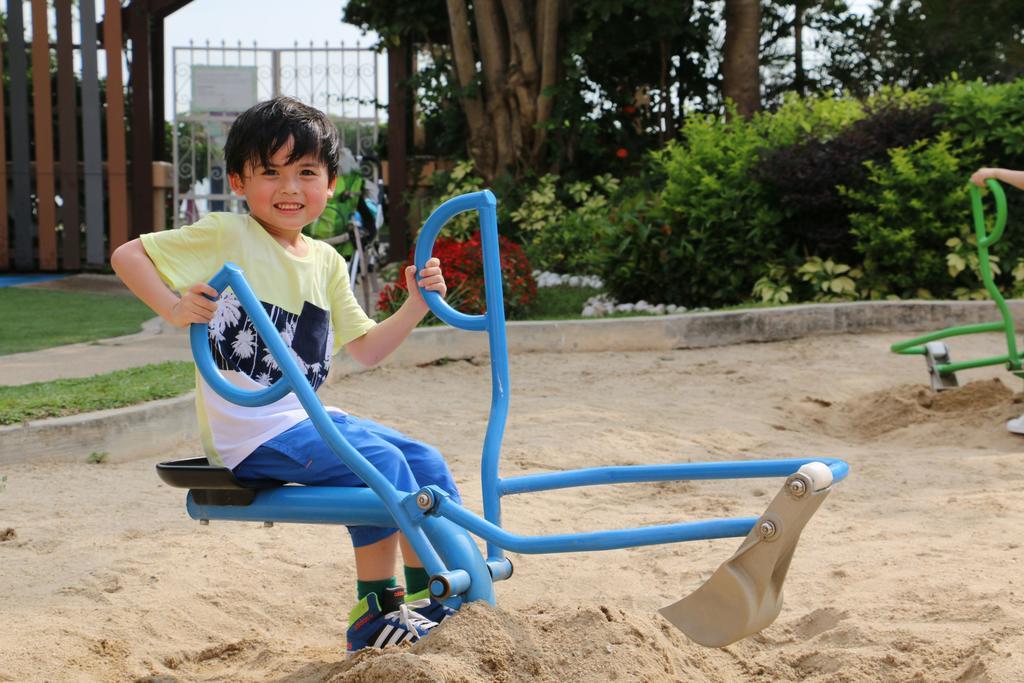 Hong Kong Gold Coast Hotel Exteriér fotografie A child playing with a sandbox digger